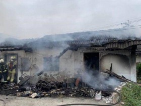 嘉義三合院大火2歲4歲姊弟「獨留在家」不治…為何反鎖外出原因曝光！1家7口低收戶如何安置？